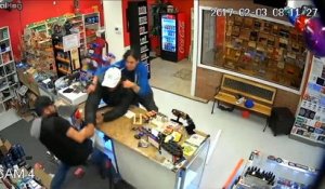 Toute cette famille s'y met pour neutraliser un braqueur armé dans leur magasin