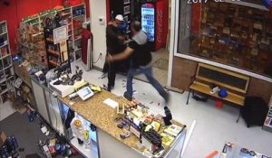 Quand une famille se bat pour neutraliser un homme armé dans leur magasin