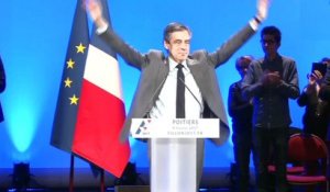 Fillon demande qu'on l'aide à affronter "l'attaque impitoyable"