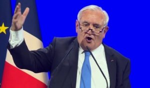 Jean-Pierre Raffarin fait siffler les journalistes au meeting de François Fillon
