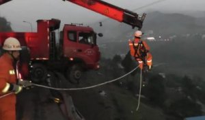 Une famille se retrouve suspendue dans la vide coincée dans la cabine d'un camion