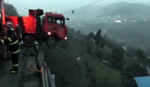 Une famille se retrouve coincée dans un camion suspendu dans le vide...