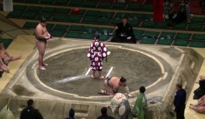 Un sumo se fait mettre KO dès le début du combat