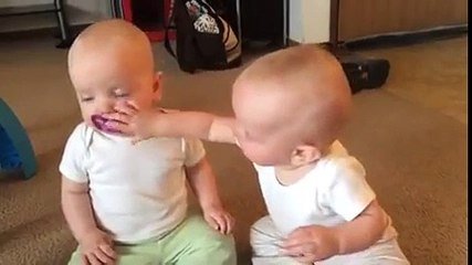 Deux Bebes Trop Mignons Se Battent Pour Une Tetine Sur Orange Videos