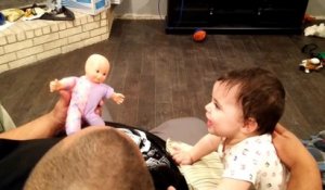 Ce bébé éclate de rire sur sa poupée