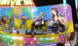 La fille qui perd son pantalon dans une attraction