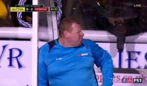 Sur le banc, Il mange un sandwich pendant un match contre Arsenal