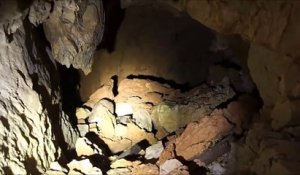 En explorant cette grotte abandonnée il fait d'inquiétantes découvertes