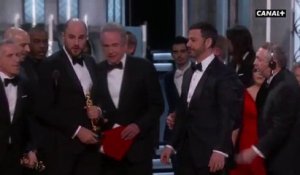En plein remerciements, l'équipe de La La Land​ apprend que l'Oscar est en fait attribué à Moonlight