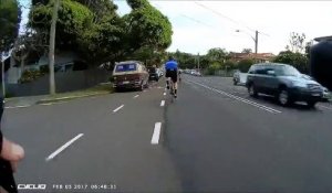 Un conducteur heurte violemment un cycliste avec sa remorque