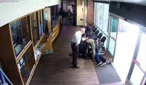 Ce gars armé d'une batte de baseball se fait plaquer au sol par un policier !