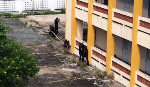 La police vietnamienne a une sacrée technique pour escalader un immeuble