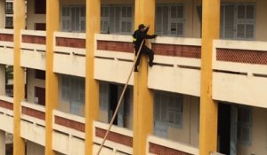 Technique incroyable de la police vietnamienne pour escalader un immeuble