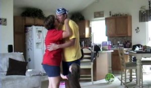 Ce Bebe Est Terriblement Jaloux De Papa Et Maman Quand Ils Font Des Calins Sur Orange Videos