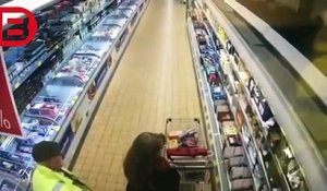 Un homme fait tomber quelque chose dans le rayon d'un supermarché !