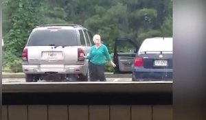 Une mamie qui danse joyeusement sur un parking