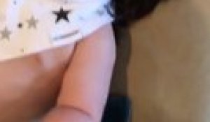 Un Bebe De 7 Mois Avec Des Cheveux Longs Sur Orange Videos