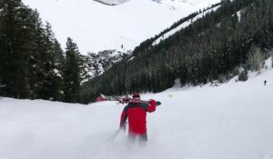 Glisse : Un homme descend une piste enneigée sans ses ski