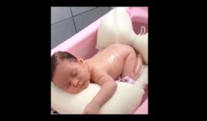 Ce bébé adore prendre son bain