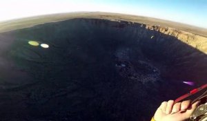 Paragliding au dessus d'un cratère de météorite