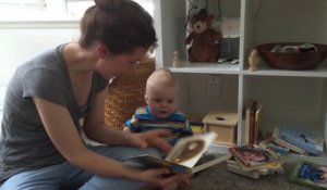 A 6 mois ce bébé adore déjà la lecture. Ce qu'il fait avec ce livre est impressionnant...