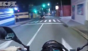 Ce motard n'a que des feux verts... Et un accident !! FAIL