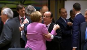 A Bruxelles, la chaleureuse accolade de François Hollande et Angela Merkel