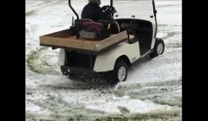 Un papi s'amuse beaucoup avec sa voiturette de golf !