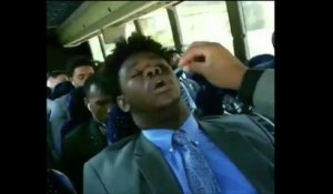 Un homme embête ses amis endormis dans un bus !