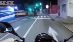 Un motard fait la GRAVE erreur de foncer quand tous les feux passent au vert