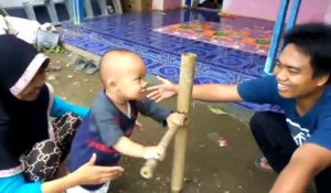 En Indonésie, ils ont une sacrée technique pour apprendre à marcher à un bébé