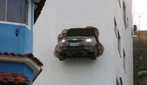 Cette voiture se retrouve encastrée dans le mur d'un immeuble, au 2eme étage. Comment c'est possible??