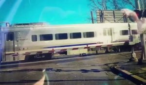 Un automobiliste sauve la vie d'une vieille femme bloquée sur la voie ferrée