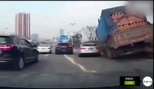 Le contenu d'un camion se renverse sur une voiture !