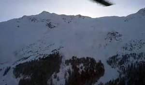 Déclenchement d'une avalanche à Sainte Foy en Tarentaise filmée en drone