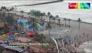 D'énormes vagues attaquent la ville de Durban en afrique du sud !