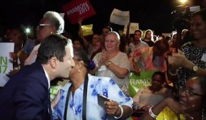 En Martinique, Hamon dénonce "les assassins d'aube"