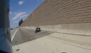 Ce motard tente une roue sur l'autoroute et se crash
