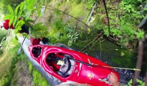 Deux amis descendent une rigole en kayak
