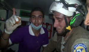 En Syrie, un secouriste fond en larmes en sauvant un bébé de 1 mois dans les décombres