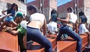 Un enterrement WTF au Venezuela avec des filles qui dansent le twerk sur le cercueil !!!