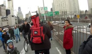 Un cycliste tente de se frayer un chemin entre les passants en chantant !