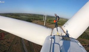 Des base jumpers s'élancent du haut d'une pale d'une éolienne