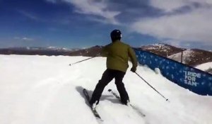 Un homme perd ses skis pendant un saut !
