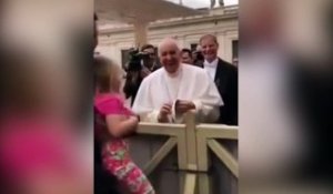Une petite fille prend la calotte du pape !