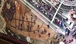 Un escalator fou sème la panique dans un centre commercial de Hong-Kong