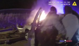 Sauvetage d'un homme dans une voiture en feu par un policier