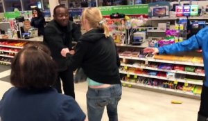 Une fille surprise en train de voler dans un supermarché devient agiter parce qu’elle ne peut plus s’échapper