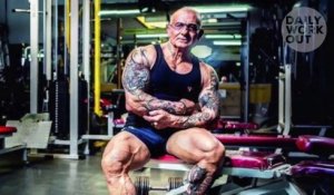 Ce bodybuilder de 62 ans,peut battre des jeunes de 25 ans !