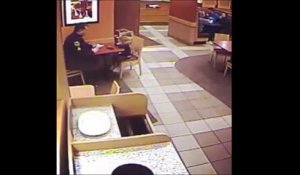 Cette petite fille aperçoit un policier manger tout seul et vient s'asseoir à sa table